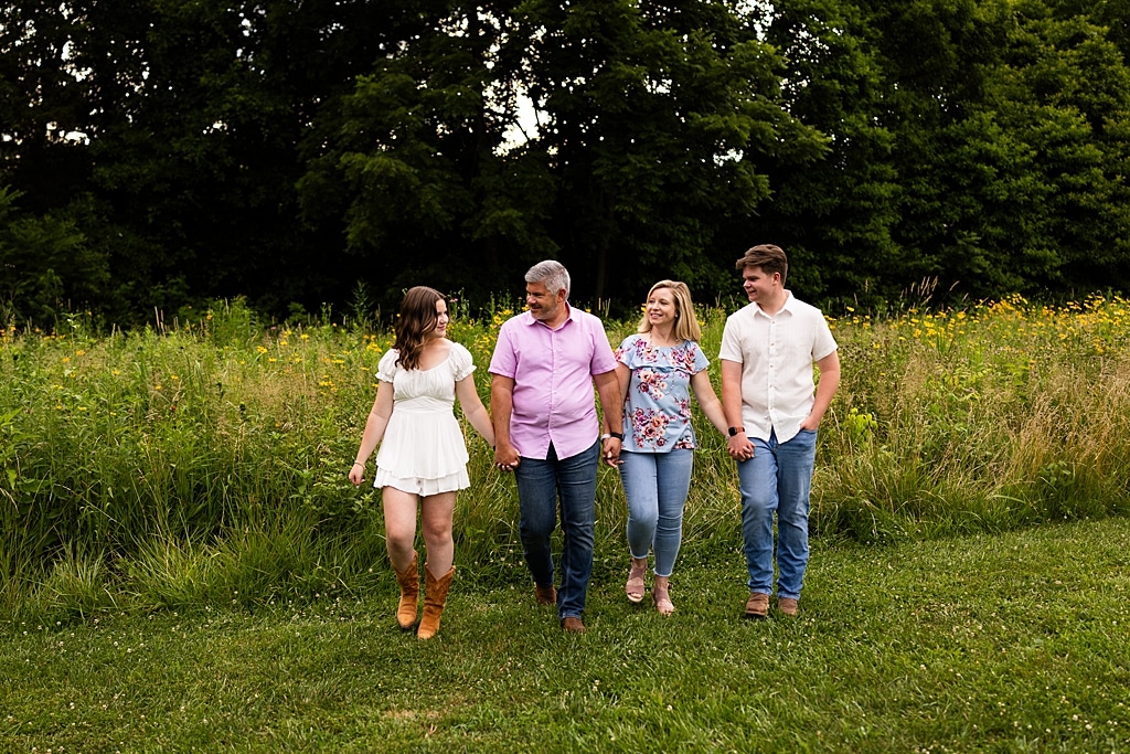 Large extended Family Photo session at Roosters Pumpkin Patch in Jonesburg Missouri
